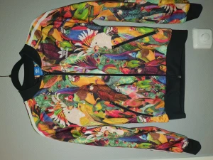 Trachsuit - Tracksuit limited edition från Adidas i nyskick. Nypris 800kr