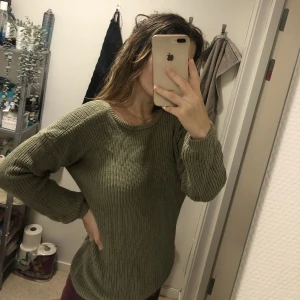 V-ringad tröja  - V-ringad tröja i ryggen från NA-KD, i strl 36, knappt använd och mycket skön! 