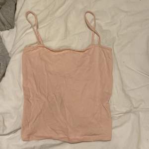 Jättegulligt linne i rosa!💕💕 köpt i somras<3 använd några få gånger. Säljer för att den är för liten.😻