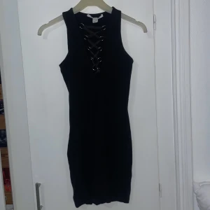 Klänning med snörning - En kort klänning med snörning ✨passar både s & xs