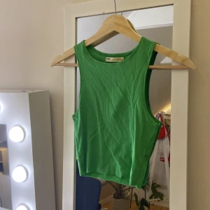 Grönt linne - Fint, grönt linne. Köpt på Pull&Bear för 100kr tror jag. I väldigt bra skick! Köparen står för frakten🤍💚