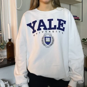 Vit collegetröja - Vit collegetröja från pull and bear i fint skick. Köpt för att vara lite oversized i storlek M💕