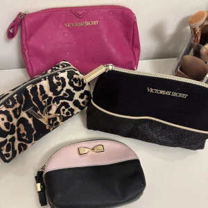 Victorias secret necessärer - Säljer dessa necessärerna från Victorias secret, oanvända förutom den stora rosa💗💗90kr st (50kr stora rosa)