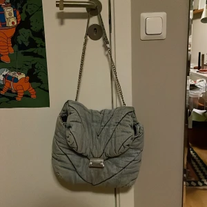 Jeansfärgad zara väska - Jättefin väska från zara men köpt på Plick. Ganska fint skick förutom att den har en fläck på baksidan (men den syns inte när man har på sig väskan)  Skicka Meddelande ifall ni vill få bild på fläcken. Färgen är realistiskt på andra bilden. 
