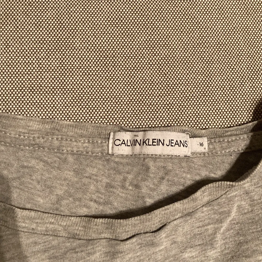 Calvin Klein T-shirt , Köpt på Kidsbrandstore, storlek S, + Köparen står för frakt. T-shirts.