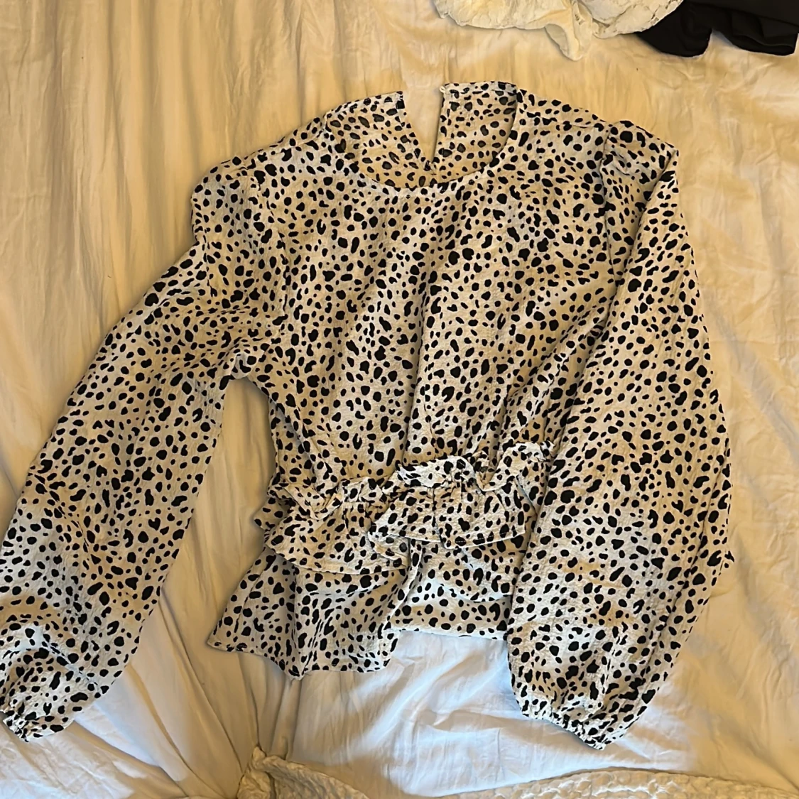 En mönstrad blus från shein med resår, volang i midjan med ett litet knäppe bak i ryggen  