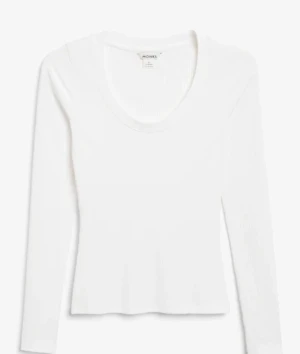 Långärmad tröja  - En långärmad tröja från monki, den är urringad och har små svaga linjer😍säljer pga sitter inte bra på mig. Aldrig använd och är i bra skick💕köparen står för frakten❤️‍🔥