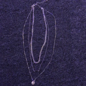 Halsband  - Ett silverhalsband som är 3 i ett,aldrig använd,köpt på hm,betalning skrev via Swish,köp inte direkt😆