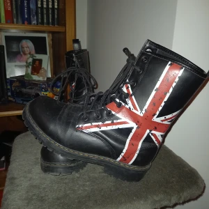 Skor med uk flaggan.  - Storlek 37 men känns som 38 fint skick 