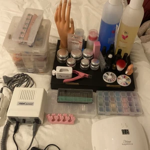 Gelenaglar kit - LÄS! Mycket är helt oanvänt/oöppnat och i fint skick. De flesta saker är från nagelgiganten bortsätt från tillbehör såsom nagelfilar m.m. Vill man köpa med elfilen kostar allt 1700kr Kontakta gärna vid frågor! Nagelbits de två flaskor, vit gel är ej kvar.