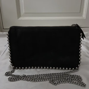 Väska från Zara - Liten väska från Zara med silverdetaljer