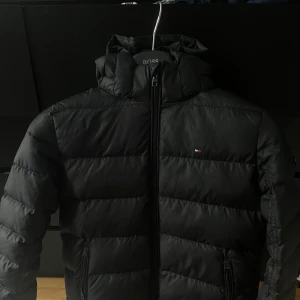Tommy hilfiger jacka  - Barn dun jacka i storlek 140, gott skick