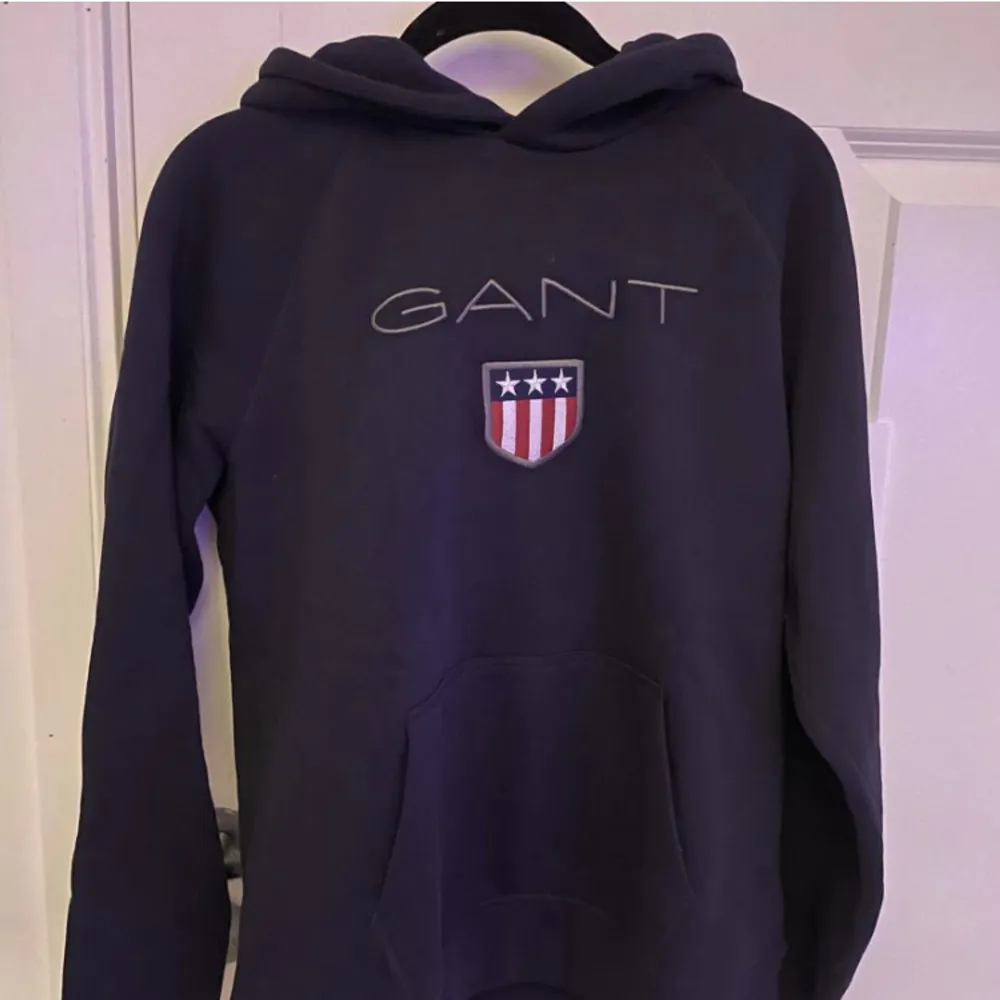 En fin Gant hoodie i bra skick 10/10. Säljer den då jag aldrig använder den. Blå färg och storlek S, säljer billigt då jag rensar garderoben. . Hoodies.