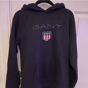 En fin Gant hoodie i bra skick 10/10. Säljer den då jag aldrig använder den. Blå färg och storlek S, säljer billigt då jag rensar garderoben. 