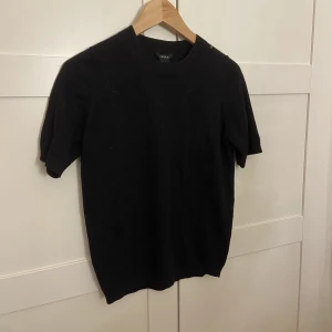 Stickad t-shirt - Säljer denna populära stickade t-shirt från Lindex. Aldrig använd så super fint skick. Storlek XS men passar S. Skriv i dm för fler bilder☺️de som budade i budgivning ångrade sig,tröjan finns fortfarande kvar. 