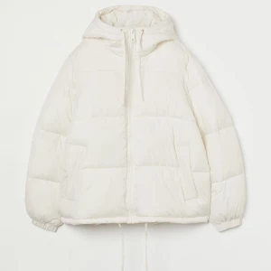 Vit puffer jacka från H&M - Säljer min fina puffer jacka från H&M, Den har inga defekter och är använd fåtal gånger. Priset går absolut att diskutera❤️