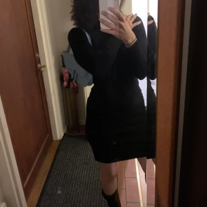 Fin blå axelväska  - Superfin ljusblå axelväska! Perfekt accessoar till att ha kort, nycklar och mobil i! Superfin till en klänning för att piffa upp outfiten!