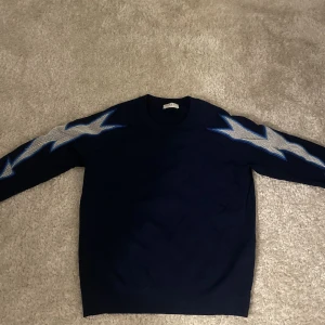 Sandro tröja  - En super snygg tröja från Sandro med blixtar på armarna. Ordinarie pris 2000 kr.💕