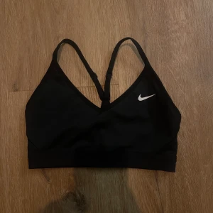 Sport-bh - Sport-bh från nike som tyvärr aldrig kommit till använding, storlek S, nypris 299kr (: skickas via postnord
