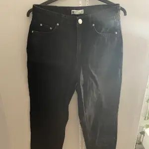 Svarta jeans från Ginatricot i storlek 36. Bra skick. Köparen står för frakt! 💕