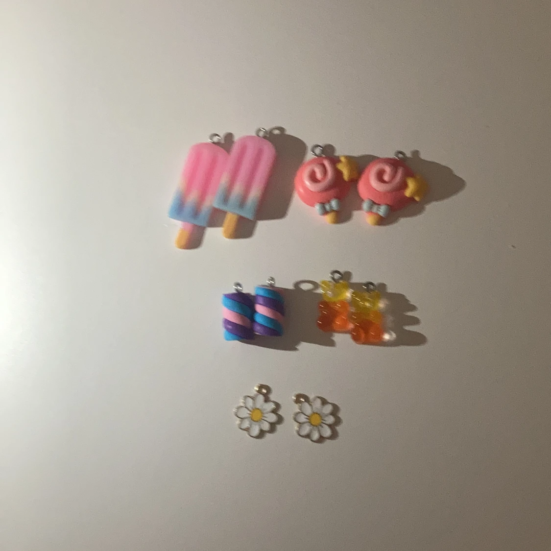 Ett kitt med berlocker  - 90