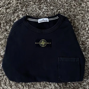 Stone Island Pocket Sweater - Hej, säljer nu min Stone Island crewneck med bröstficka. Den är i bra skick med ytterst små tecken på användning. Äkthet kan checkas med hjälp av CLG kod på insidan av tröjan. Storlek Large men passar Medium. Nypris va runt 2700. Hör av er vid frågor.
