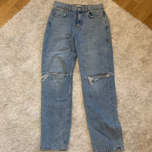 Snygga, nästan oanvända ljusblå jeans från Gina Tricot med hål på knäna. Storlek 40 150 kr + frakt 