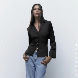 Blus i satin - Blus i satin från zara storlek s, aldrig använd! Frakt tillkommer