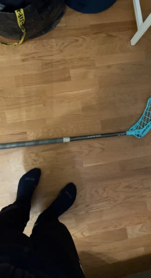 Innebandy klubba unihoc - Säljer innebandy klubba från unihoc, ny satt grå grepp linda. En liten skromma på den men inget stort. Nypris 1500