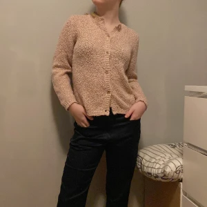 Ljus rosa kofta med guld knappar - Detta är en kofta som är i storlek XS/S Modellen har storlek S. Koftan är ifrån Lindex, hyfsat bra skick änvänd några gånger. Knapparna är även guldiga 