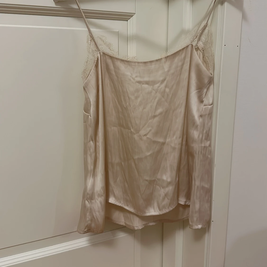 Satintopp i beige - 91