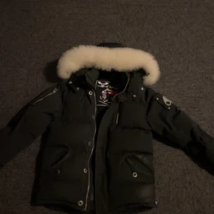 Moose knuckles Jacka  - Hej, Moose knuckles jacka köpt för 5500 kr. Kvitto finns inte därmed säljer jag för ett billigt pris. Skick 7/10, Kan gå ner i pris vid en snabbaffär