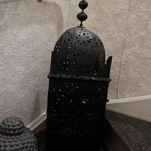 Marockansk Lykta  - Stor marockansk lykta. Färg: svart Nypris: 1.999:- Mitt pris: 800:- 
