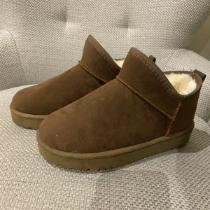 Liknande Uggs - Liknande bruna uggs vinterskor i storlek 36-37 köpta för 649kr. Aldrig använda (provade hemma). Jag säljer pga att skorna är för små för mig❤️