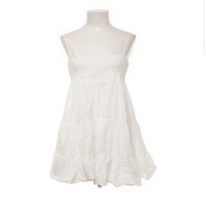 Zara klänning  - Jättesöt klänning från zara i storlek M men dock ganska liten i storleken 💞