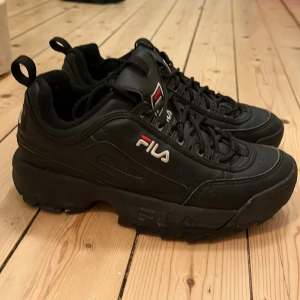Fila skor - Superfräscha, tidlösa Fila-skor stl 37 - som nya då jag endast använt dem 2 ggr. Säljes pga måste motvilligt erkänna de är en smula för små för mig :’( 