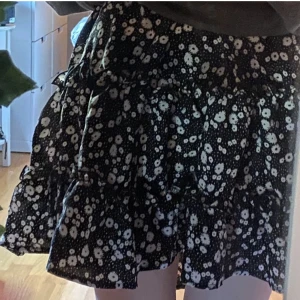 kjol - blommig/prickig kjol från shein, helt oanvänd, står storlek L men passar nog M💛