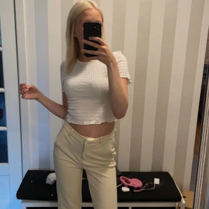 Säljer en vit T-shirt  - Säljer min vita T-shirt som tyvärr inte kommer till användning, använd några gånger och fint skick!