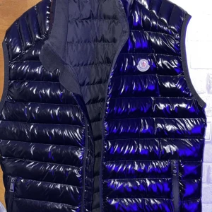 Moncler väst - Säljer min moncler väst, haft den ett tag men inte så mycket använd, ny skick, 