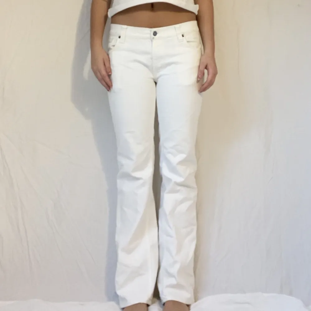 Vita raka lågmidjade jeans, midja-86cm, innerbenet-76cm Jag är 164. Jeans & Byxor.