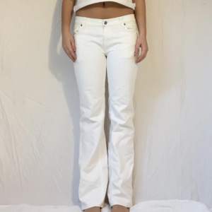 Vita raka lågmidjade jeans, midja-86cm, innerbenet-76cm Jag är 164