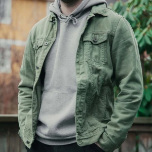 Pull & Bear - Khakifärgad jeansjacka - Säljer en grön jeansjacka som bara använts ett fåtal gånger och därav är som ny. Beställd från ASOS.