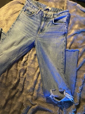 Perfect Jeans med hål - Perfect jeans med halvstort hål på ena knät, använda några få gånger men ser nästan som nya ut! Nypris 400kr (midraist men går att ha som low waist (stav))