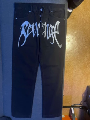 Revenge jeans/byxor y2k embrodery - (OM DU SETT DENNA FÖRUT ÄR DET HÄR MITT ANDRA KONTO) Säljer dessa då dem är för stora, size M helt ny. Dem är testad en gång hemma annars orörd. Nypris 2500 kr. Pris kan diskuteras, kan också byta för kläder och andra saker. För mer into meddela bara! 