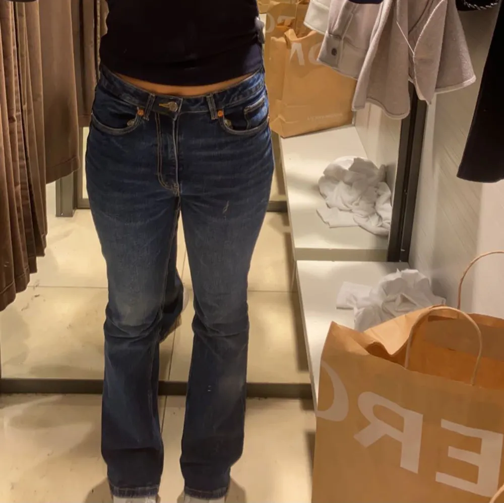 Jeans från zara i stolek 38 ❤️ säljer för 200 kr! Tryck inte på köp nu! . Jeans & Byxor.