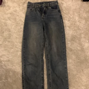 Snygga jeans - Jättefina jeans med vida ben. Sparsamt använda, fint skick. Storlek xxs. Tveka inte på att höra av er om ni har några frågor eller vill ha fler bilder 😊