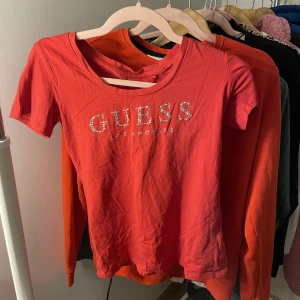 Säljer röd guess T-shirt  - Säljer nu min röda guess T-shirt för att den inte kommer till användning tyvärr, använd nån gång bara, fint skick! 💗