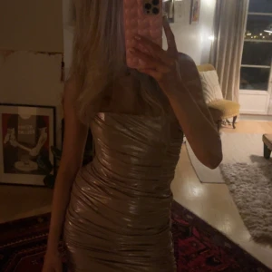 Zara guld klänning fest - Super cool fest klänning som är guldig. Aldrig använt bara provat och får tyvärr ingen användning av den. Helt slutsåld på hemsidan!!