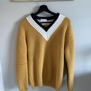 Tiger of Sweden Puck - Oanvänd v-ringad stickad tröja från tiger of Sweden i storlek XS. Slutsåld överallt. Köptes in förra året under sommaren men inte använd sen dess. Nypris 2400kr. Kan användas till både tjej och kille. Använd ej köp nu!