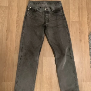 Gråa Jeans - Dessa extremt populära och snygga jeansen säljer jag nu! Det är extremt hög efterfrågan på gråa jeans just nu så passa på. Från märket ”Sweet skateboards” och köpta på junkyard. Mörkgråa. Skick 9/10